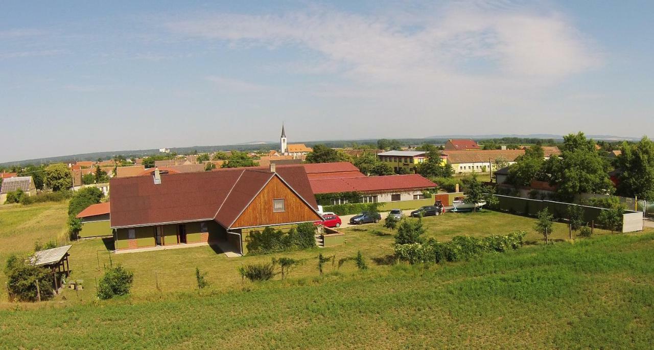 Penzion Pod Vapenkami Straznice Exterior photo
